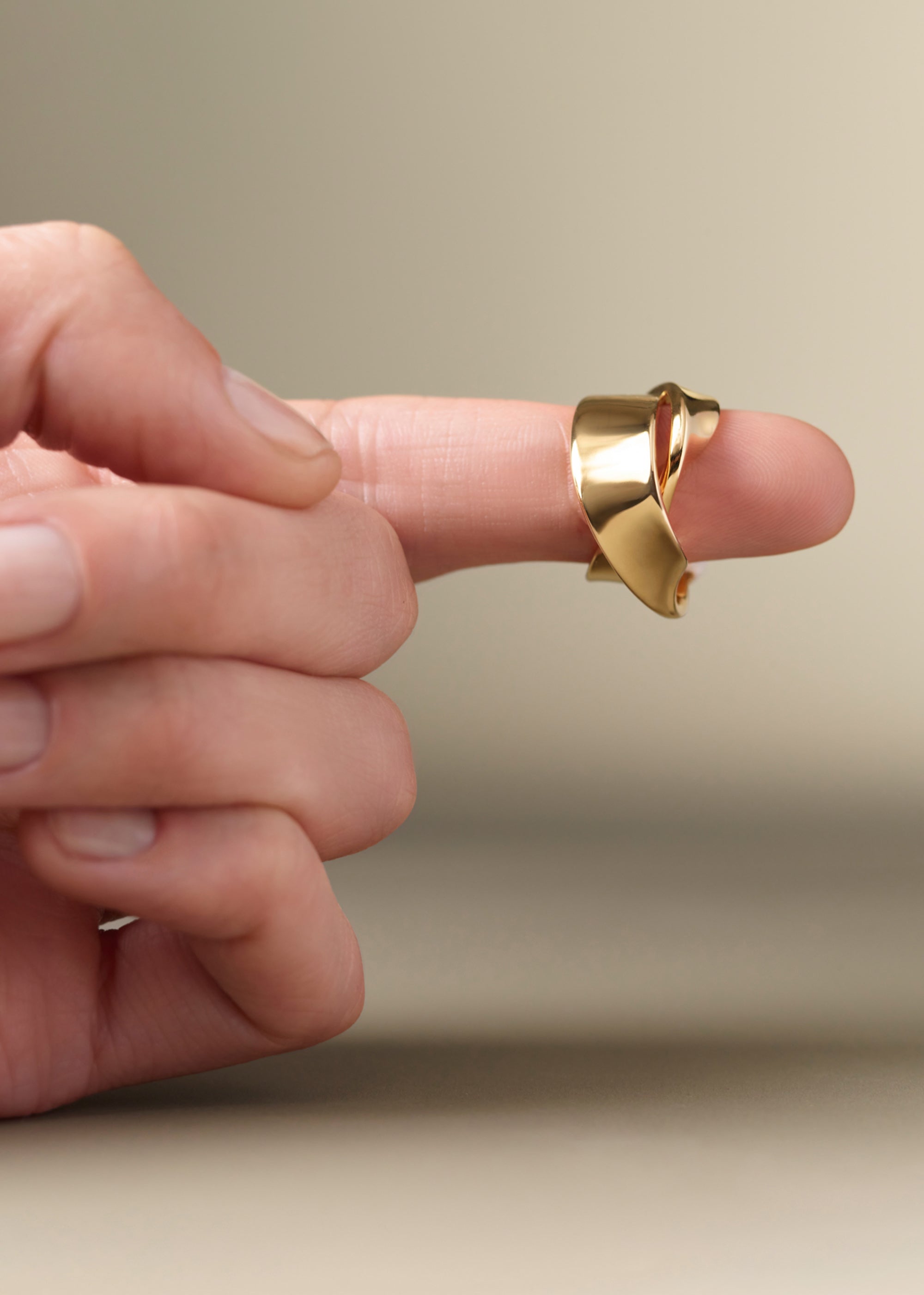 Polène | Curled Ring - Éole - Gold in 24-carat gold gilding